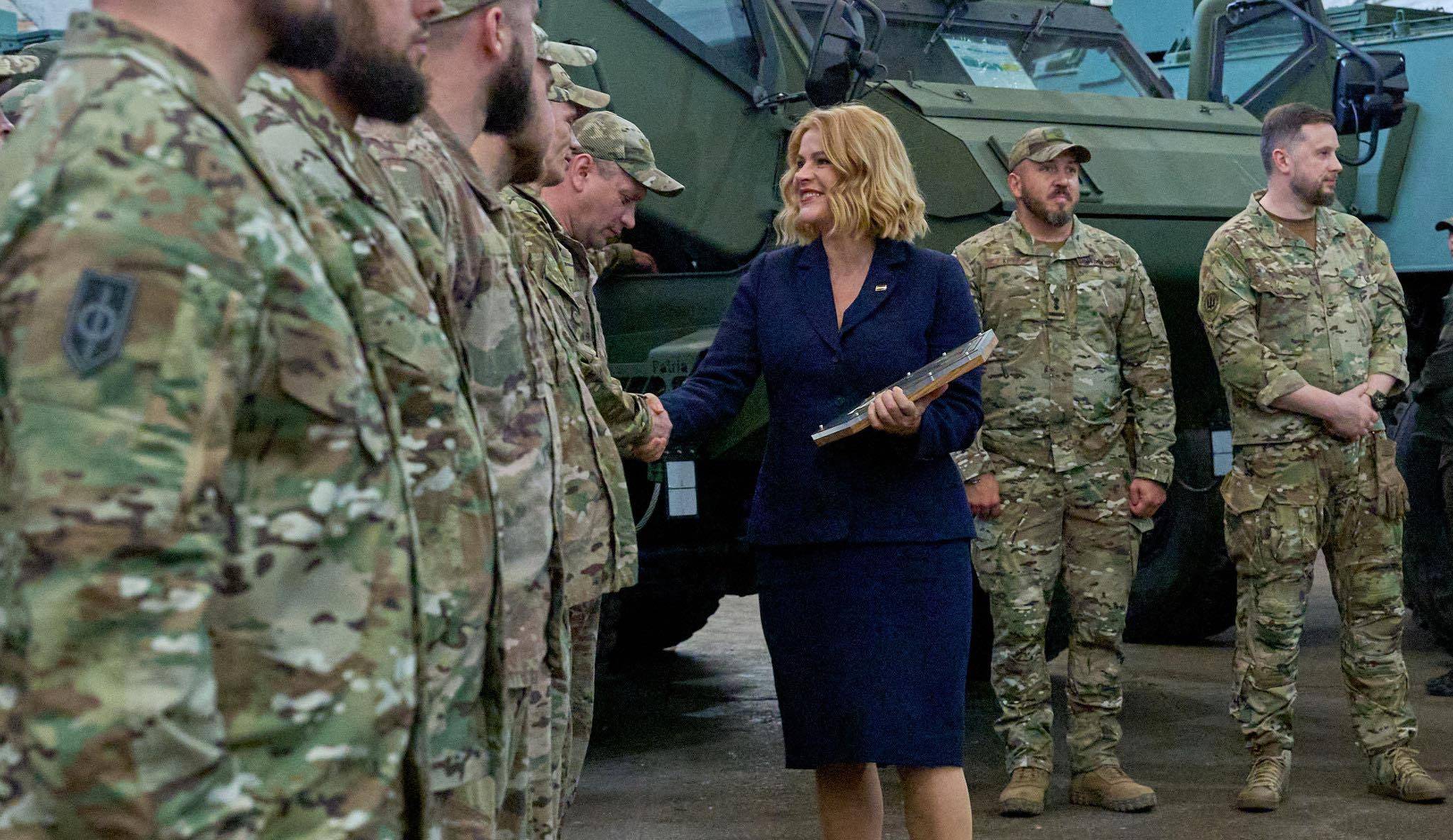 Евика Силиня предава новия пакет военна помощ Евика Силиня предава новия пакет военна помощ